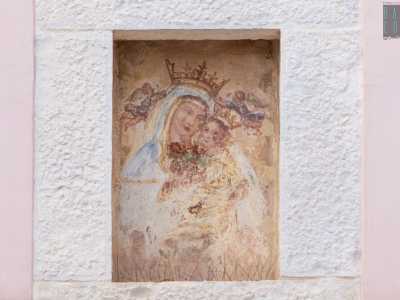 ...custodisce l�affresco della Madonna col Bambino, rappresentati con alcune rose tra le mani. Il fiore � da secoli uno dei simboli associati alla Vergine Maria e richiama la devozione legata alla sua figura